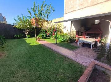 Casa · 140m² · 3 Ambientes · 2 Cocheras · Casa en Venta, Villa Tesei. Lote de 10 X 37.