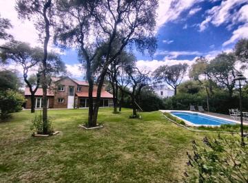 Casa · 360m² · 4 Ambientes · 5 Cocheras · Casa en Venta en Lomas de La Carolina, Impecable, 3 Dorm. 3 Baños, Pileta