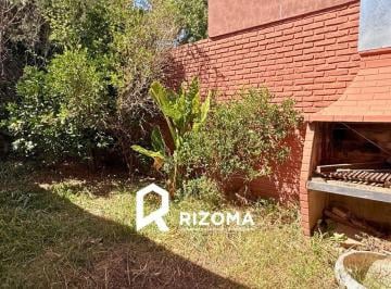 Casa de 4 ambientes, San Isidro · Casa en Venta en Martinez en Esquina con Jardin Patio y Garage Lote Propio Muy Luminosa