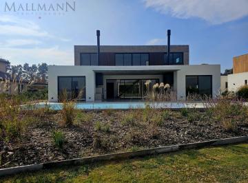 Casa · 313m² · 10 Ambientes · 2 Cocheras · Venta Casa 5 Dorm. con Pileta y Vista Al Golf y Laguna en La Calesa Pilará