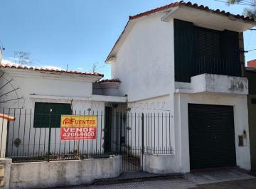 Casa de 4 ambientes, Avellaneda · Casa en Venta con Jardín, Cochera, Fondo Libre y Quincho