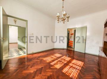 Casa · 207m² · 3 Ambientes · 2 Cocheras · Venta Casa de 3 Ambientes | Local Comercial | Terraza | Quincho | Cochera | Patio