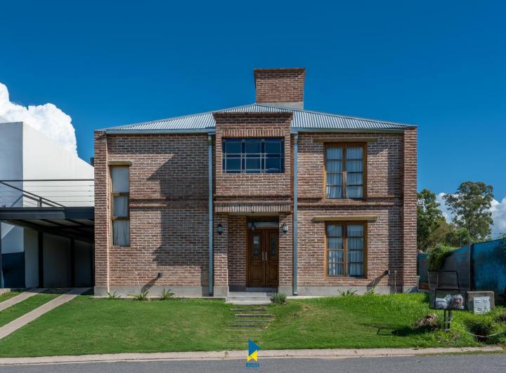 Casa · 200m² · 6 Ambientes · 2 Cocheras