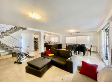 Casa · 323m² · 5 Ambientes · 2 Cocheras · Casa en Venta de 4 Dorm. en Fisherton Rosario