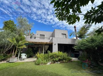 Casa · 253m² · 5 Ambientes · 2 Cocheras · Casa en El Artardecer