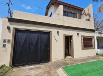 Casa · 110m² · 3 Ambientes · 1 Cochera · Casa en Venta - Capello Al 1000