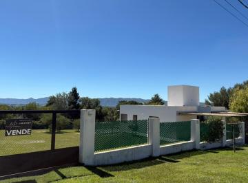 Casa · 100m² · 2 Dormitorios · 2 Cocheras · Venta 2 Cabañas Equipadas | Tanti | Amplio Parque + Pileta