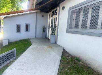 Casa · 195m² · 3 Ambientes · 1 Cochera · Propiedad en Venta en Excelente Ubicación!
