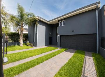 Casa Venta de 13 ambientes · Casa en Venta - 276 m² - Nuevo Poeta Lugones - Apto Crédito