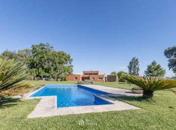 Quinta vacacional · 363m² · 5 Ambientes · Venta Chacra de 25.000 m en Zelaya con Casa Principal con Pileta y Casas de Huéspedes