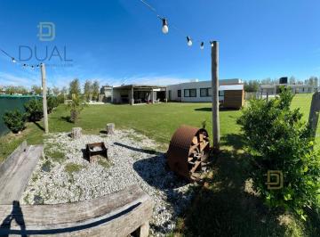 Casa · 162m² · 5 Ambientes · 1 Cochera · Venta Casa Tres Dorm. con Jardín y Pileta en Haras de Funes – Barrio Privado