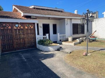 Garage , Lomas de Zamora · Venta Hermoso Chalet en Zona Residencial Jorge Newbwry 140