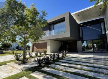 Casa · 590m² · 8 Ambientes · 5 Cocheras · Casa en El Yacht