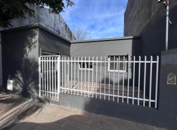 Casa de 3 ambientes, Morón · En Venta - Casa Totalmente Reciclada 3 Ambientes Muy Buena Ubicación