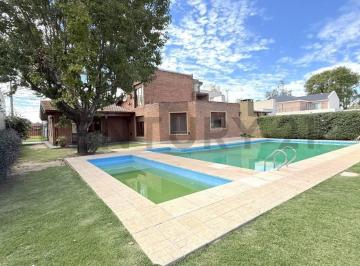 Casa · 165m² · 5 Ambientes · 1 Cochera · Casa Premium, 3 Habitaciones, Pileta y Quincho. Venado Tuerto