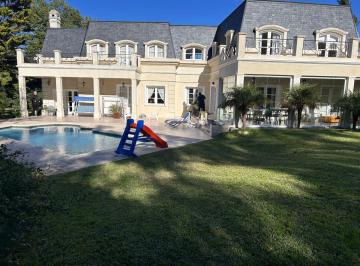 Casa de 6 ambientes, Berazategui · Casona de Estilo Frances, Lote Doble, Impecable!