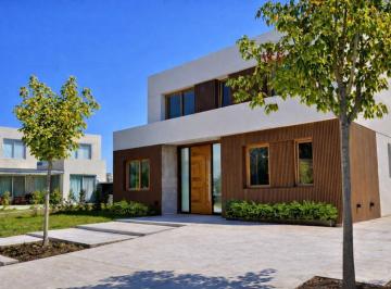 Frente · Casa Chalet en Venta en Carpinchos, Nordelta, Tigre