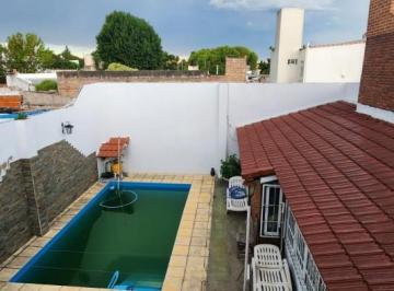 Casa · 311m² · 4 Dormitorios · 3 Cocheras · Casa a La Venta en Av Ramirez con Quincho y Pileta