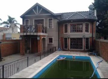 Casa · 250m² · 4 Ambientes · 4 Cocheras · Paysandu 2100