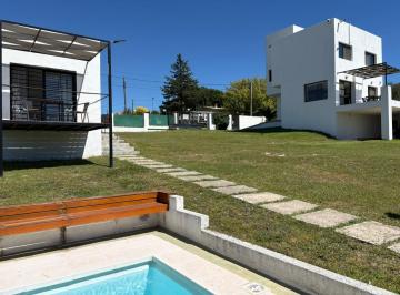 Casa · 204m² · 4 Dormitorios · 4 Cocheras · Venta Casa + 2 Cabañas| Tanti Vista a Las Sierras + Renta Inmediata