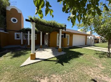 Casa · 240m² · 5 Ambientes · 4 Cocheras · Casa en Venta Barrio Semiprivado/ 3 Dorm./ 3 Baños/ Piscina
