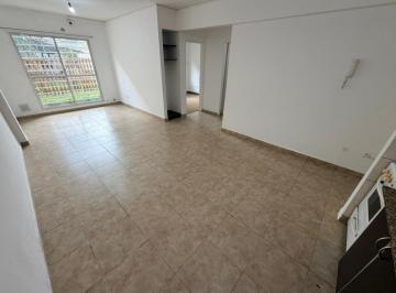 Departamento de 3 ambientes, Esteban Echeverría · Alquiler Departamento 3 Ambientes en Monte Grande con Patio