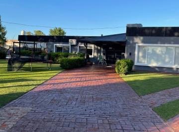 Casa · 200m² · 4 Ambientes · 5 Cocheras · Casa Quinta en Chascomus