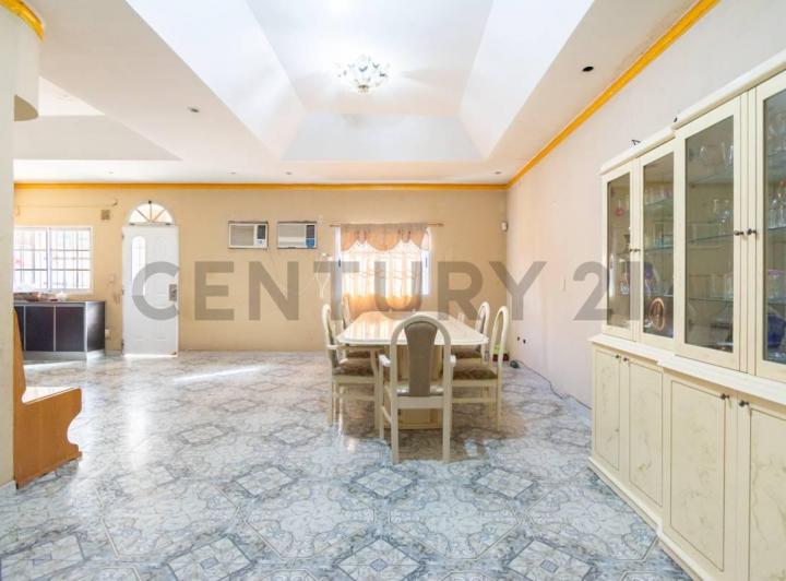 Casa · 332m² · 6 Ambientes · 1 Cochera
