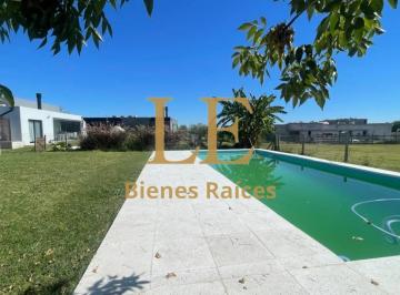 Casa · 160m² · 4 Ambientes · 4 Cocheras · Venta Casa en San Sebastian