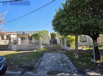 Casa · 504m² · 2 Ambientes · 1 Cochera · Casa en Venta en Castelar a Refaccionar Gran Ubicacion