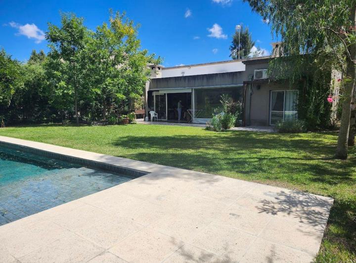 Casa · 180m² · 4 Ambientes · 1 Cochera