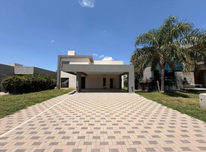 Casa · 260m² · 5 Ambientes · 1 Cochera