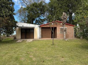 Casa · 70m² · 5 Ambientes · 1 Cochera · Casa de 3 Dorm. a 50 m del Rio. en Buen Estado y Amoblada.