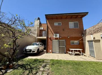 Casa · 138m² · 6 Ambientes · 2 Cocheras · Venta - Casa de 3 Dorm. con Jardin
