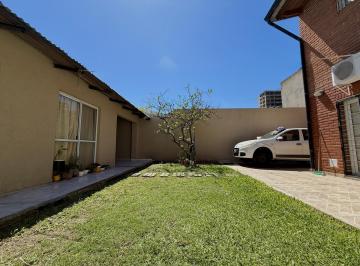 Casa · 138m² · 6 Ambientes · 2 Cocheras · Venta - Casa de 3 Dorm. con Jardin