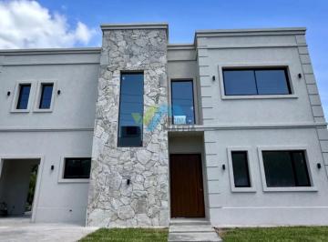 Casa · 300m² · 5 Ambientes · 2 Cocheras · Casa en Venta en Santa Isabel I, Escobar, G. B. a. Zona Norte