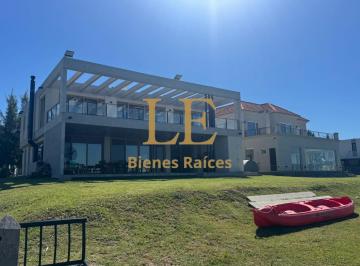 Casa · 322m² · 5 Ambientes · 3 Cocheras · Venta de Casa en El Naudir a La Laguna