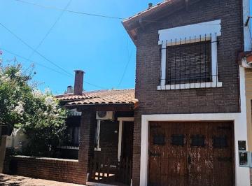 Casa · 219m² · 5 Ambientes · 1 Cochera · Chalet 5 Ambientes en Castelar Norte