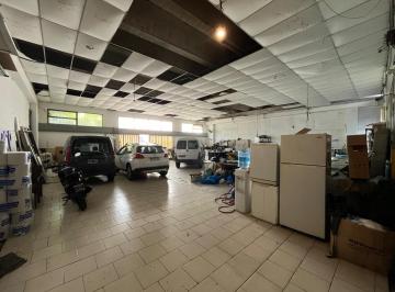 Bodega-Galpón · 620m² · Galpón 200 m² + 2 Locales + 2 Deptos de 100 m² - Venta