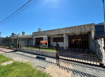 Casa · 250m² · 5 Ambientes · 2 Cocheras · Casa 3 Dorm. Patio y Cochera en Av Parravicini - Venta