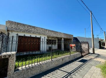 Casa · 250m² · 5 Ambientes · 2 Cocheras · Casa 3 Dorm. Patio y Cochera en Av Parravicini - Venta