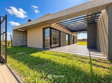 Casa · 98m² · 3 Ambientes · 1 Cochera · Venta | Permuta - Casa 2 Dorm. - Barrio Ecotierra, Pueblo Esther.