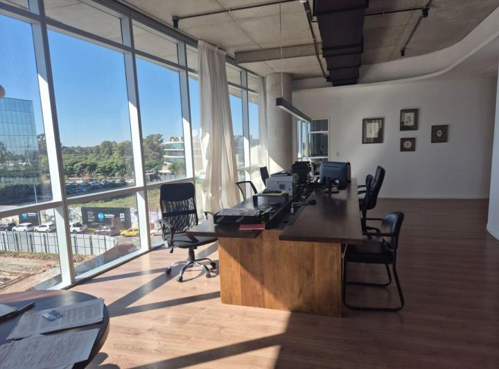 Oficina comercial · 143m² · 4 Ambientes · 5 Cocheras
