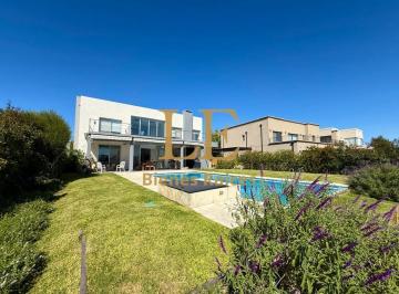 Casa · 252m² · 6 Ambientes · 7 Cocheras · Venta Casa con Pileta a La Laguna