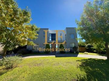 Casa · 252m² · 6 Ambientes · 7 Cocheras · Venta Casa con Pileta a La Laguna