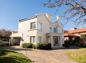 Casa · 420ha · 5 Ambientes · Casa en El Country Jockey Club Fondo Golf. Pileta 4 Dormitoros
