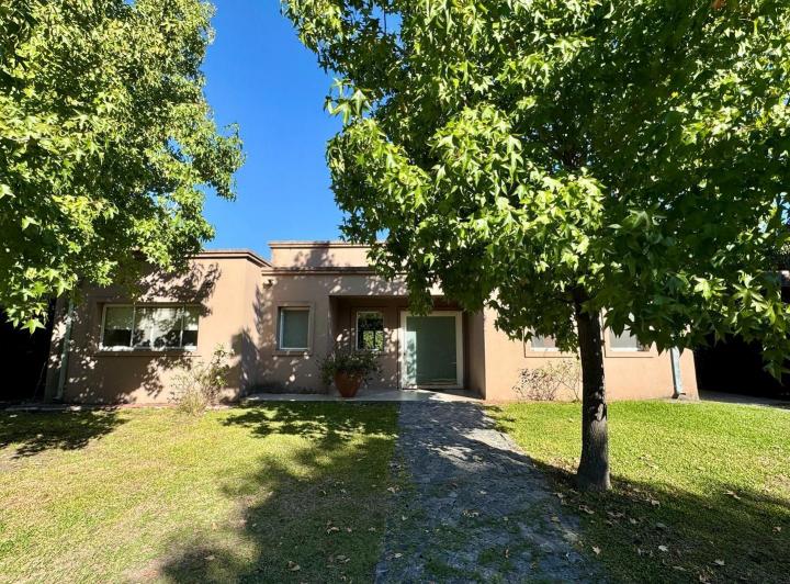 Casa · 220m² · 5 Ambientes · 2 Cocheras