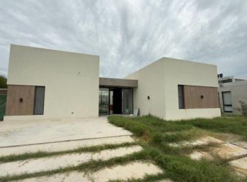 Casa de 4 ambientes, Moreno · Casa en Alquiler C/ Cochera en Francisco Álvarez