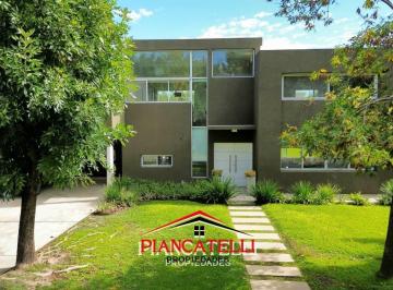 Casa · 253m² · 4 Ambientes · 2 Cocheras · Casa en Venta con 4 Ambientes en Terravista