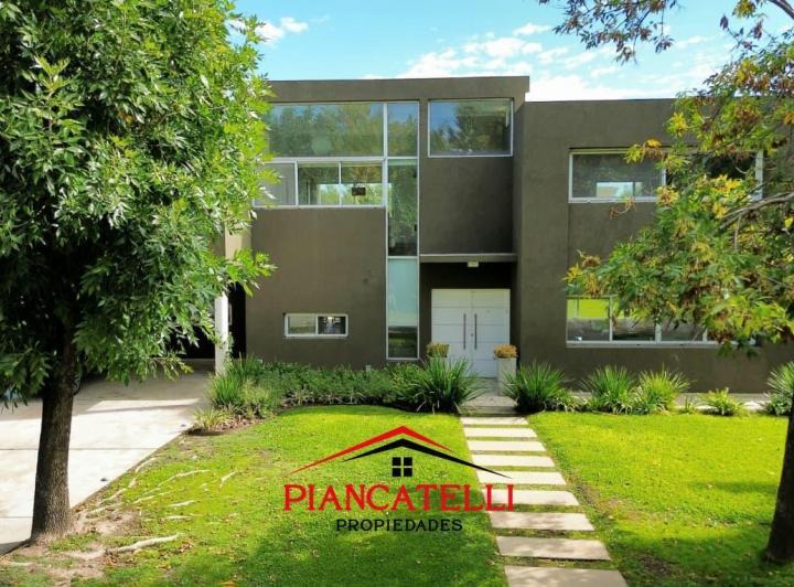 Casa · 253m² · 5 Ambientes · 2 Cocheras